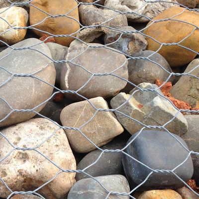 格賓網(wǎng)石籠擋土墻內(nèi)填入適當?shù)氖瘔K